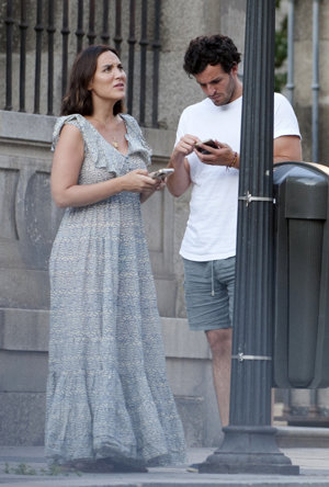 Tamara e Íñigo Onieva, muy pendientes de sus teléfonos móviles