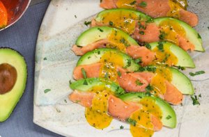Tiradito de salmón y aguacate