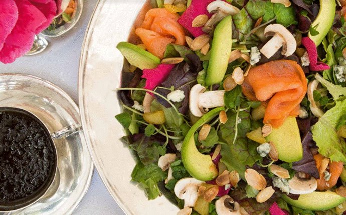 Mix verde con aguacate, salmon y queso azul