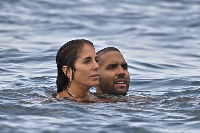 La pareja, dándose un refrescante baño