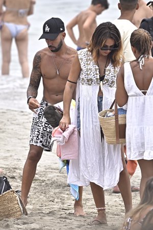 La pareja, muy seria, abandonando la playa