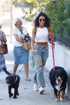 Lara Alvárez, divertido paseo con sus mascotas