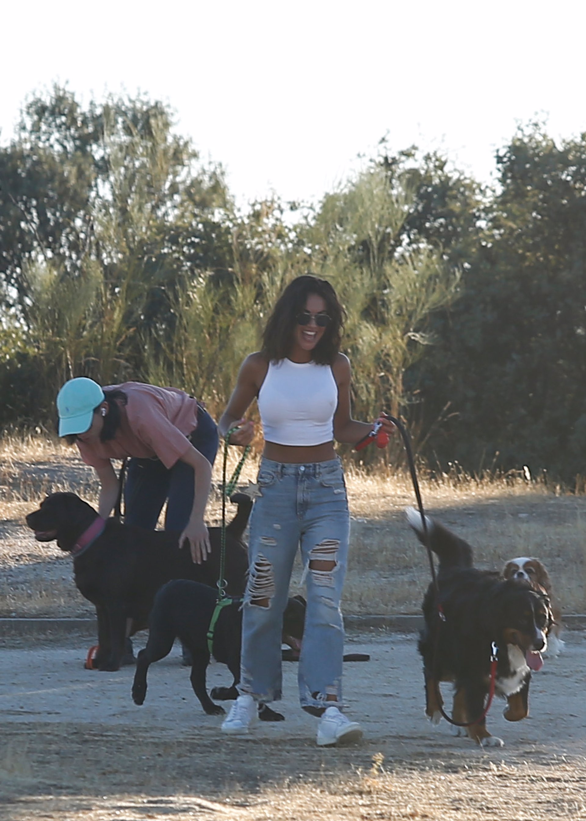 Lara, divertido paseo con sus mascotas