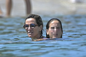 Alejandra Prat con su hija Adriana en la playa