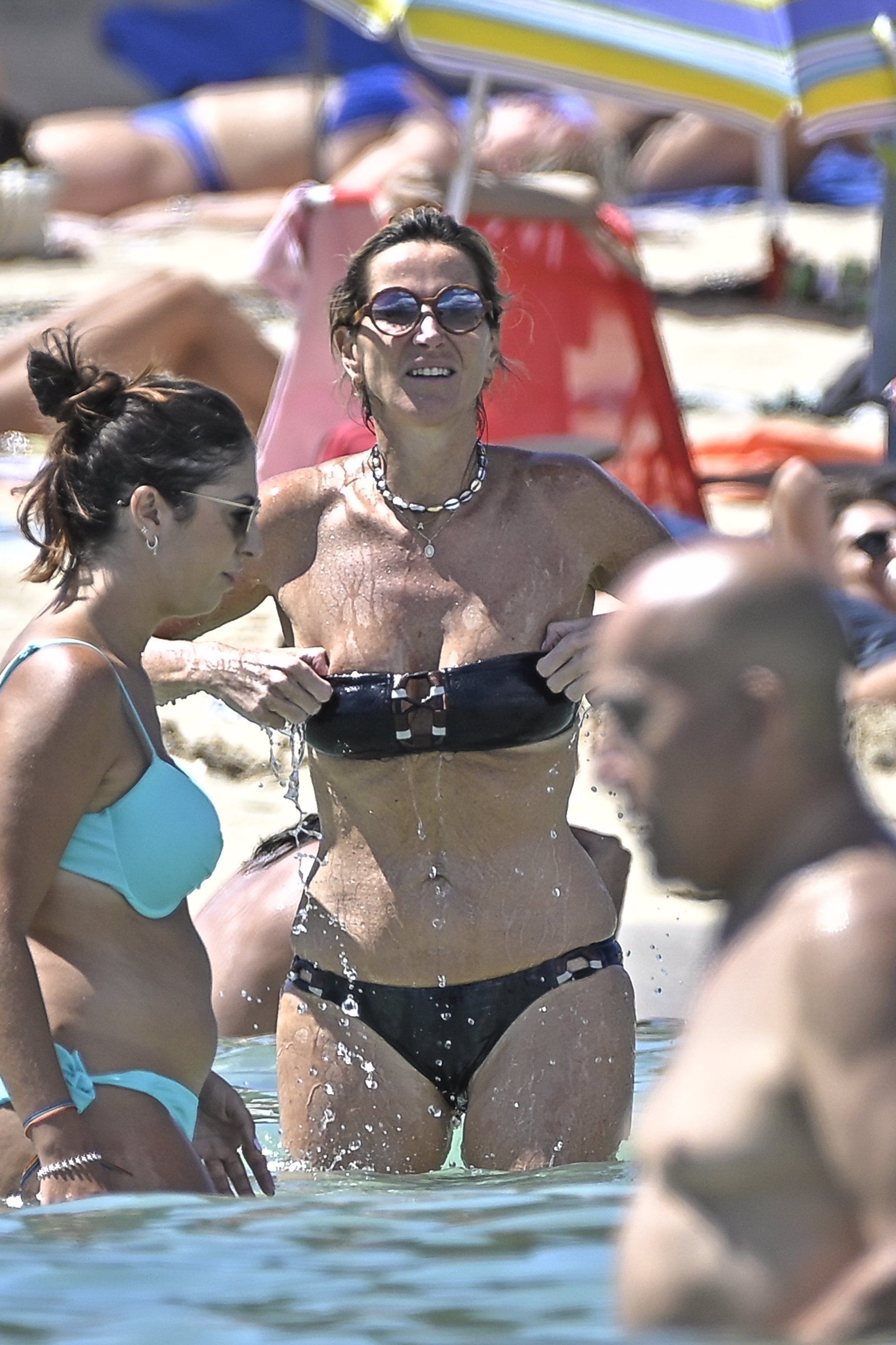 La presentadora ha presumido de cuerpazo con un bikini estilo bandeau