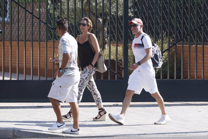 Kiko Hernández, saliendo de la casa de Teresa Campos con Rocío Carrasco y Fidel Albiac