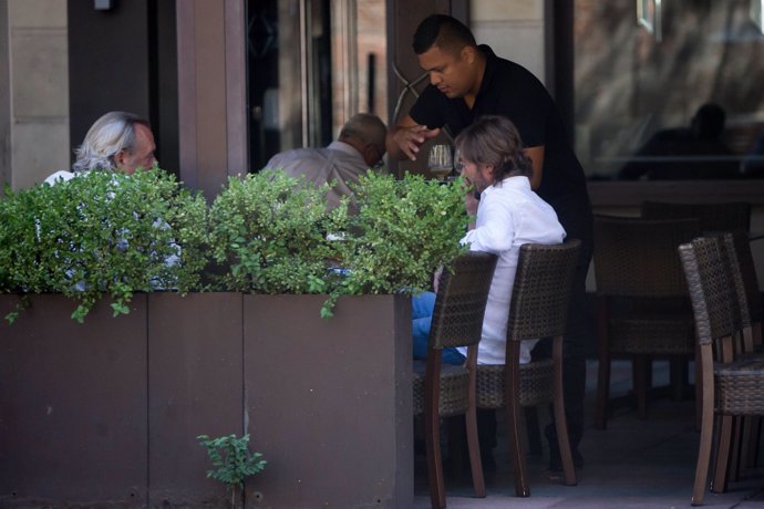 El juez Pedraz, en una terraza con amigos