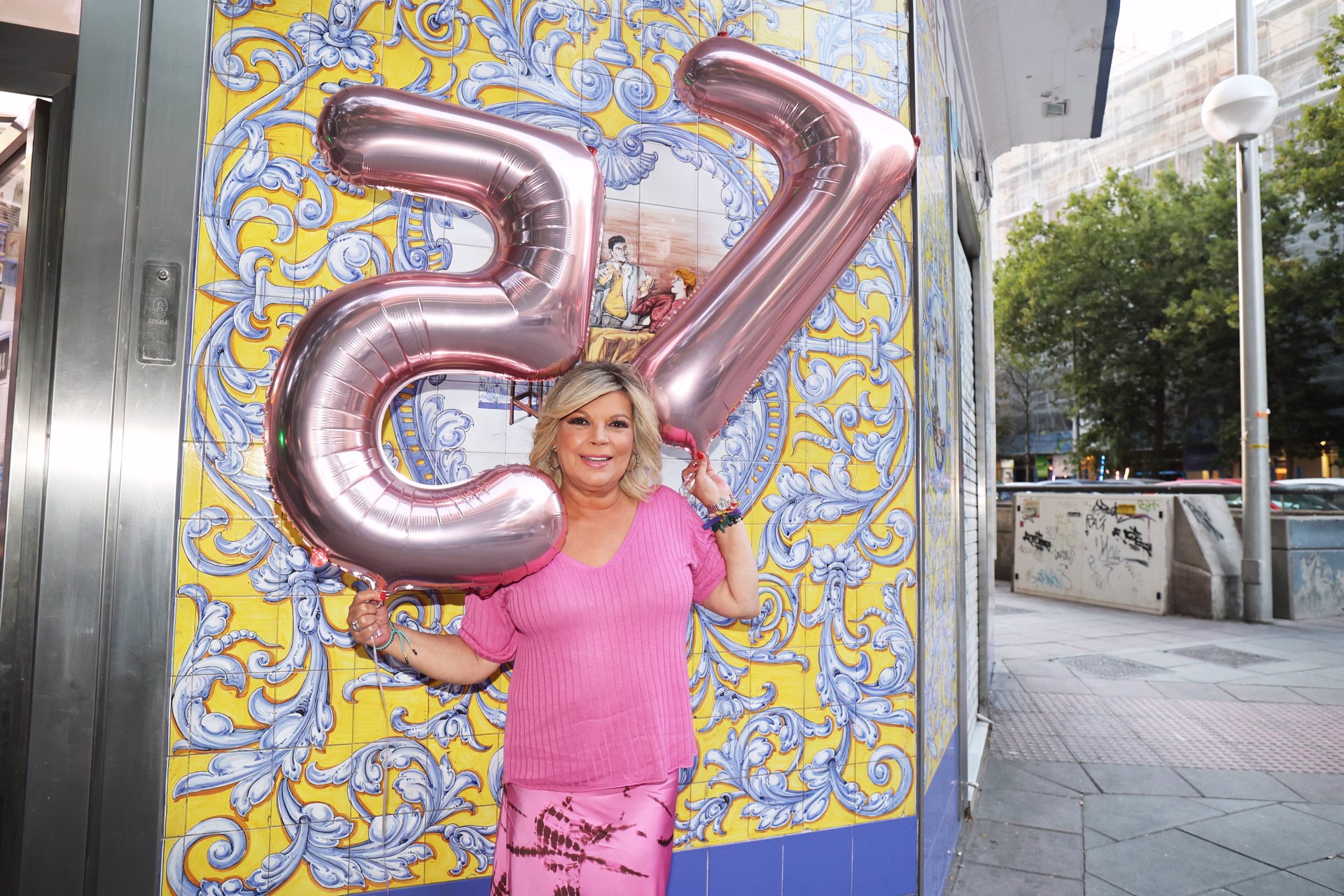 Terelu Campos, posando sonriente con unos globos con el número 57