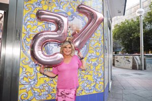 La presentadora, posando con globos con el número 57
