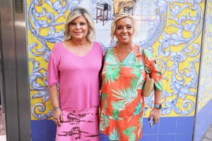 Terelu y Carmen Borrego posando felices en el cumpleaños de la mayor de las hermanas