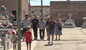 Los hermanos saliendo de un cementerio acompañados por más familiares