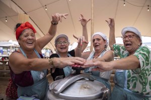 Diferentes cocineras haciendo un guiso gitano en 'Despesques 2022'