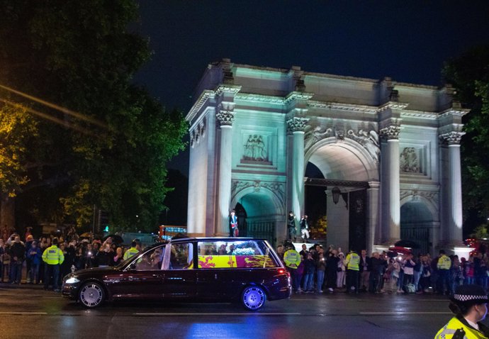 El coche fúnebre de la soberana recorriendo Londres