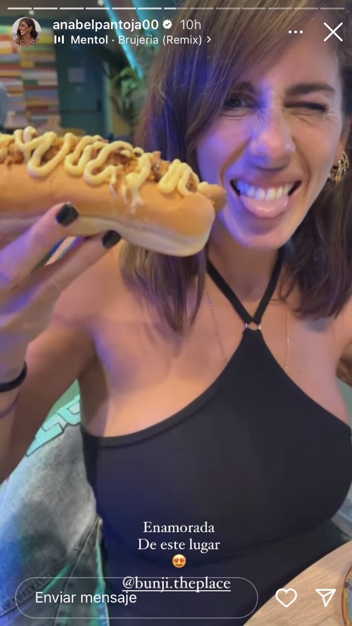 Anabel, feliz comiéndose un perrito caliente