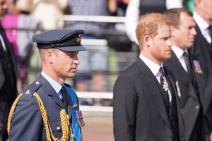 El Príncipe William y el Príncipe Harry durante el cortejo fúnebre de la Reina Isabel hasta Westminster