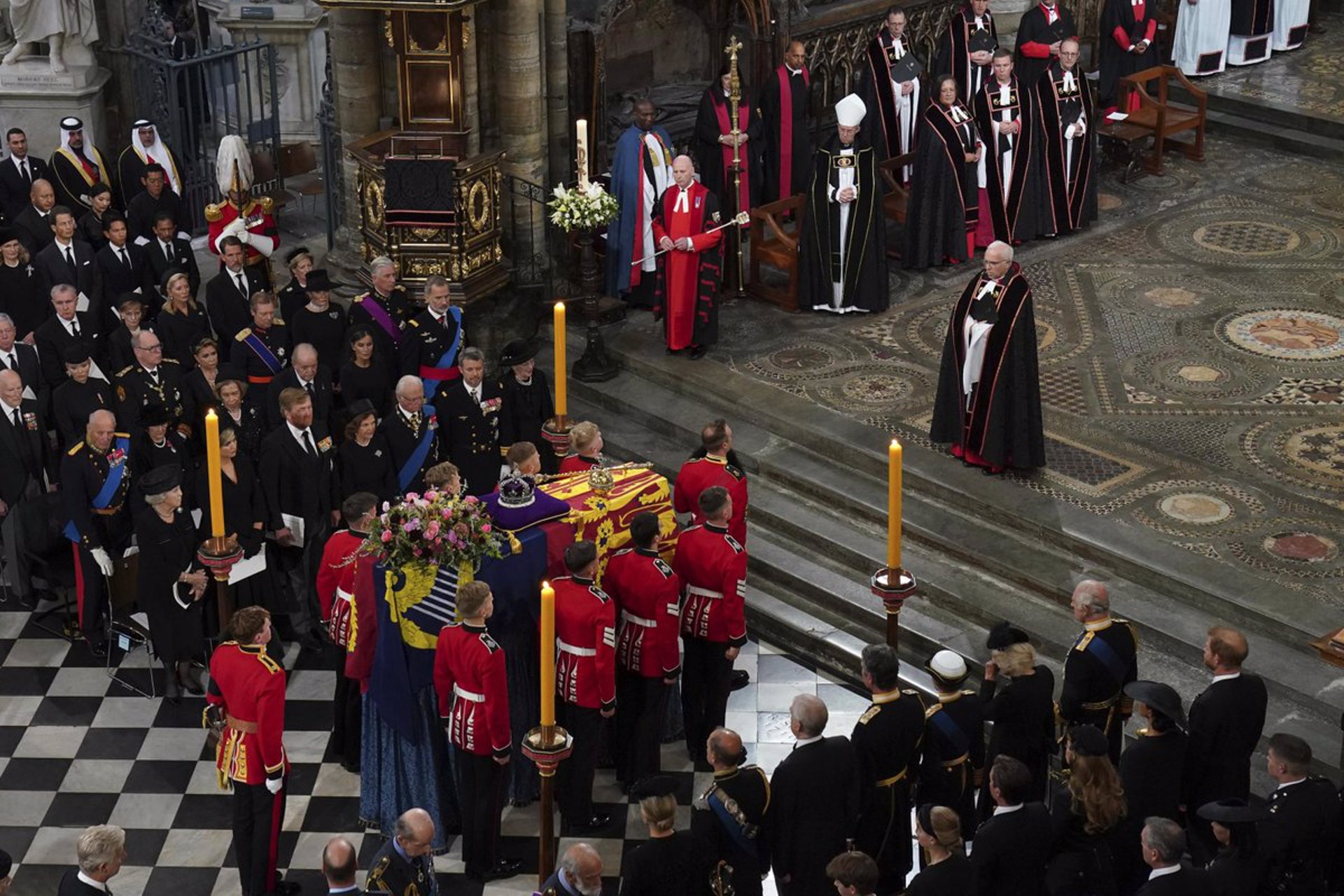 Los Reyes y los Eméritos, situados juntos durante el funeral de Isabel II