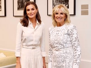 La Reina ha enamorado con un elegante y sencillo vestido blanco de Ralph Lauren