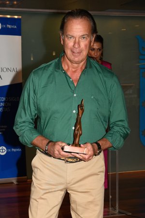 Bertín, posando feliz con su premio