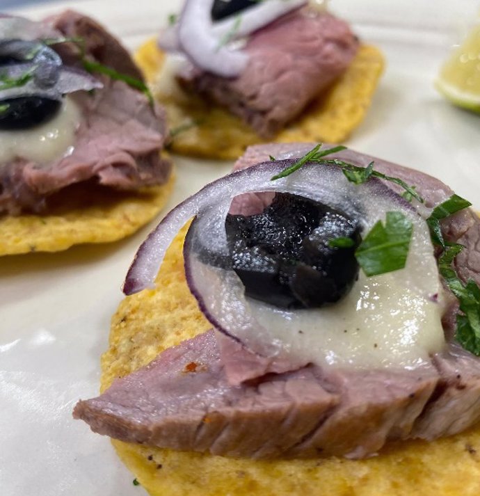 Taco de Cacereña negra, ternera asada y salsa de gruyere