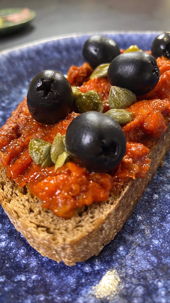 Tosta de sobrasada, Hojiblanca y alcaparras