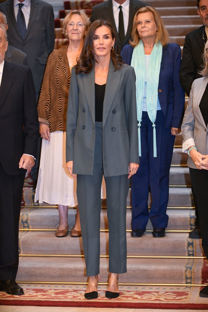 La Reina, con el perfecto look de oficina