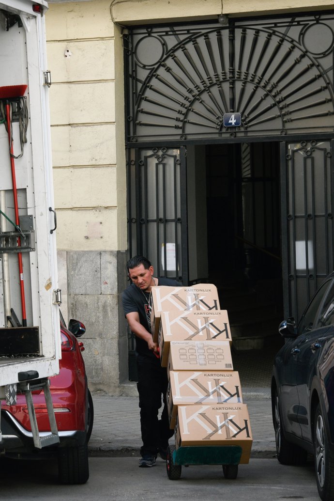 Varios operarios han sacado las pertenencias de Íñigo de la casa