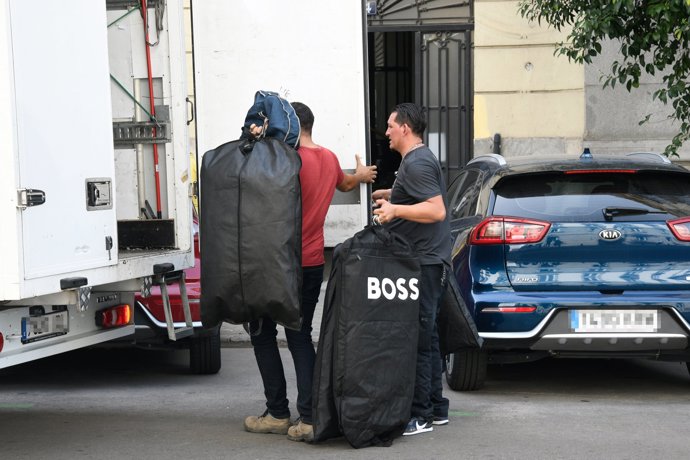 Numerosos portatrajes entre las pertenencias de Íñigo