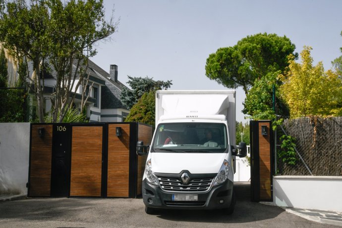 El camión ha trasladado las pertenencias de Íñigo a la casa de su madre