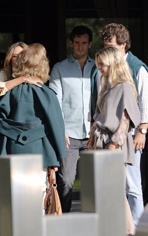 Íñigo Onieva, arropado por su familia antes de dar la cara ante la prensa