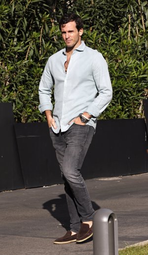 El empresario, con una cruz de madera en su reaparición