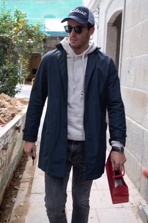 Iñigo Onieva, con una bolsa de una joyería