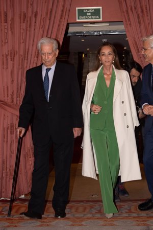 Isabel Preysler ha arropado a Vargas Llosa en la entrega del premio 'Madrileño del año'