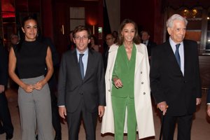 La pareja, con Martínez Almeida y Begoña Villacís durante la entrega de premios