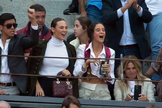 Victoria animando a Roca Rey