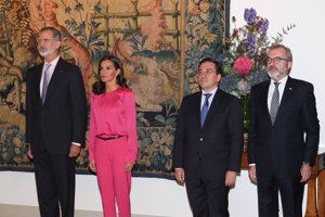 La Reina ha estrenado un total look fucsia de lo más favorecedor