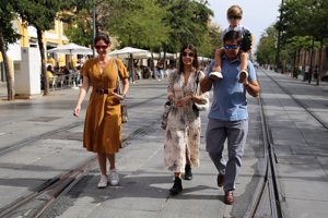 Tana Rivera, de paseo por Sevilla con su padre, Lourdes Montes y su hermanito Curro