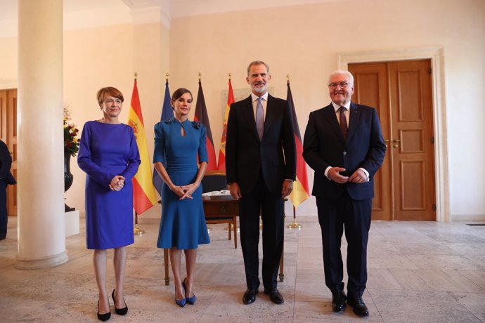 La Reina ha estrenado un espectacular diseño azul klein