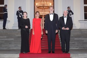 Los Reyes han puesto el broche de oro a su segunda jornada en Alemania asistiendo a una cena de gala en su honor en el Palacio de Bellevue