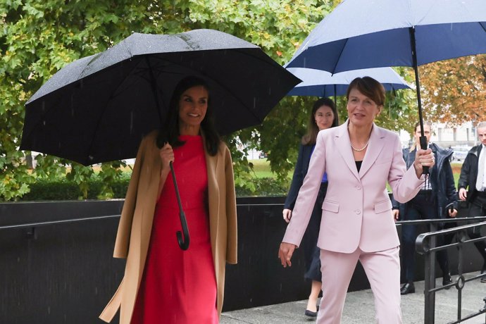 La lluvia ha sorprendido a la Reina Letizia esta mañana 