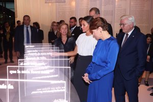 Doña Letizia, de lo más curiosa durante su visita