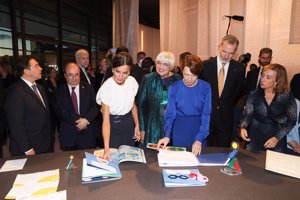 La espontaneidad y la cercanía ha marcado la visita a la Feria del Libro