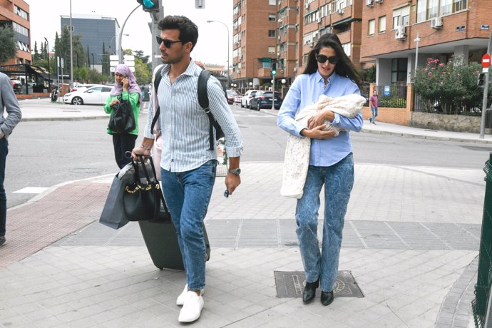 La pareja, a su llegada a casa con su pequeña