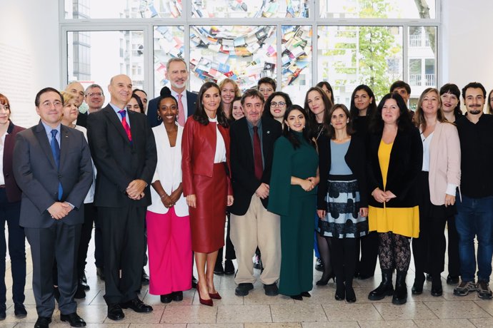 Doña Letizia, radiante de cuero rojo