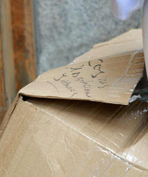 En la enorme caja se podía leer cosas del dormitorio y sábanas