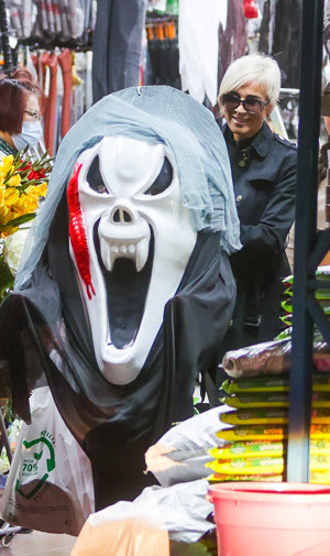 Ana María Aldón comprando disfraces para Halloween