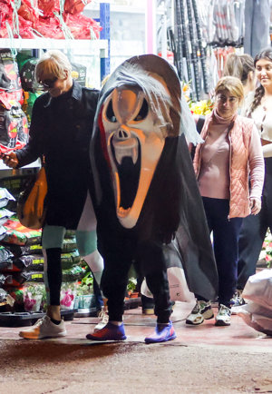 La diseñadora, de lo más sonriente con el disfraz elegido por su hijo