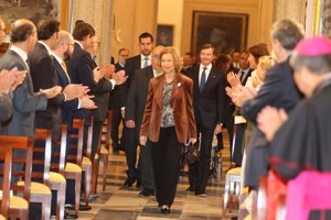 Doña Sofía, aplaudida a su llegada al acto