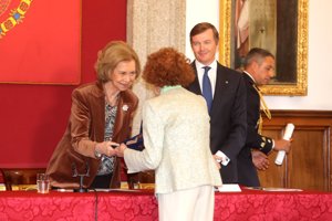 Doña Sofía ha entregado el premio a la preceptora de Don Felipe, Carmen Iglesias