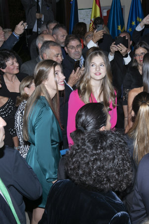 Leonor y Sofía, saludando al pueblo tras el concierto