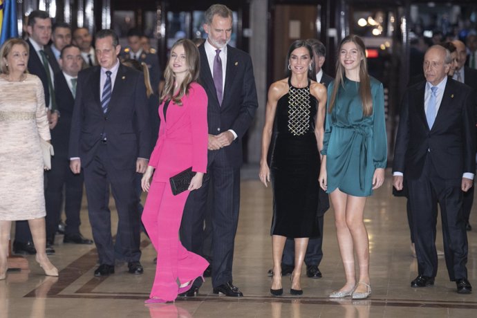La Familia Real ha sido recibida con ovaciones y aplausos en Oviedo